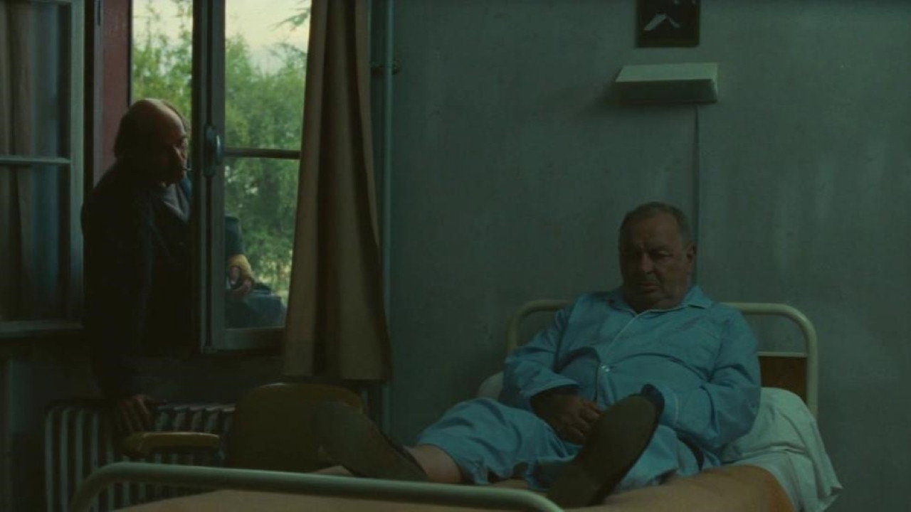 Mischka (2002) wallpaper #1 — 1280×720 HD backdrop — An old man in dressing gown and slippers is abandoned by his family on an area of highway… — free HD background for desktop, MacBook, mobile & iPhone (ref gN4dWms0icl1uOQ4FdYO2A9DvpH)