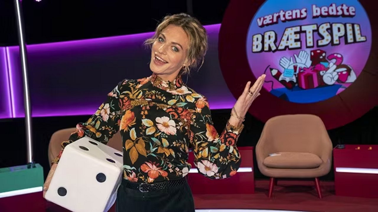 Værtens Bedste Brætspil (2020) wallpaper #2 — 1280×720 HD backdrop — Family TV show cinematic scene — free HD background for desktop, MacBook, mobile & iPhone (ref zVYG5Igkb7vYuBB7iMgO2FHuOh4)